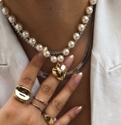 CHOKER PEROLAS COM PINGENTE CORAÇÃO