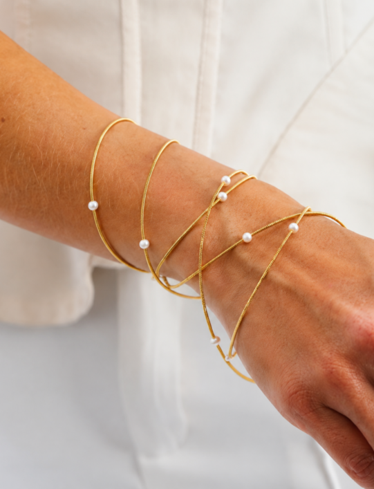 PULSEIRA CORDA DE VIOLÃO PEROLAS FECHO IMÃ OURO