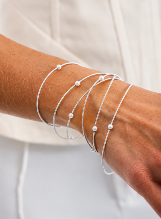 PULSEIRA CORDA DE VIOLÃO PEROLAS FECHO IMÃ RODIO