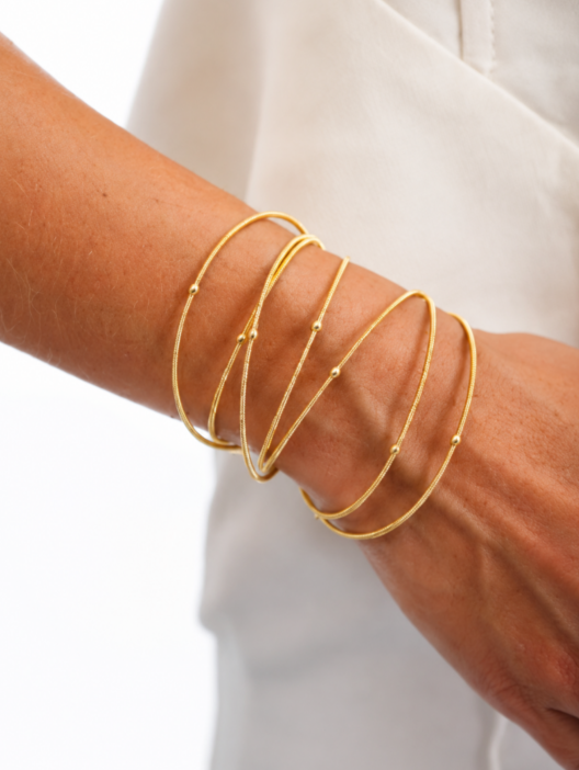PULSEIRA CORDA DE VIOLÃO ESFERAS FECHO IMÃ OURO