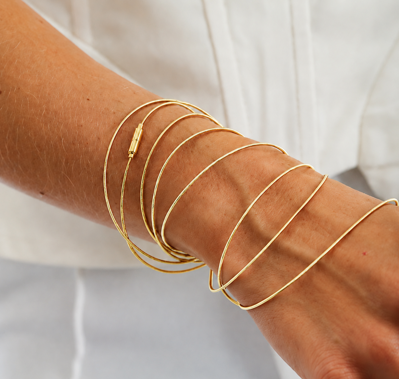 PULSEIRA CORDA DE VIOLÃO FECHO IMÃ OURO